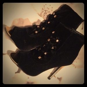 Black velvet with gold detail stiller is